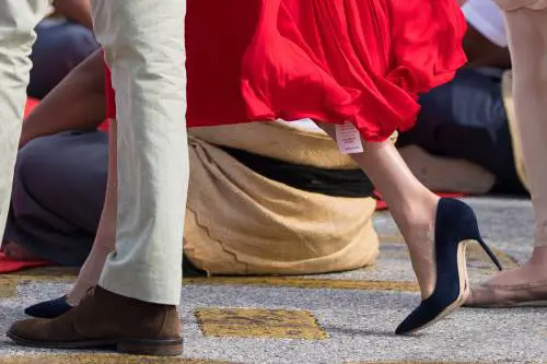 Dall'abito di Meghan spunta il cartellino