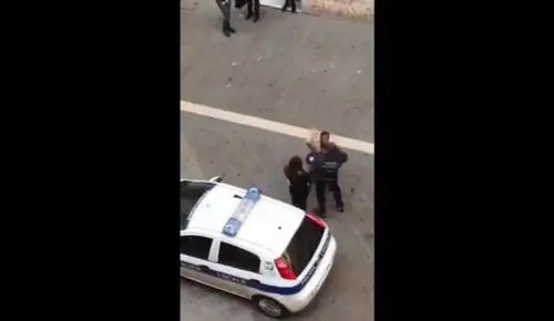 Ancona, bengalese aggredisce passanti e prende a pugni un vigile