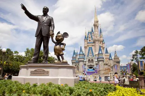 Il caro estinto? Riposa felice a Disney World. Spargere le ceneri nel parco è moda (illegale)