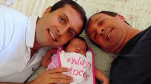 Bambina con due papà. Il Tribunale al Comune: entrambi nel certificato