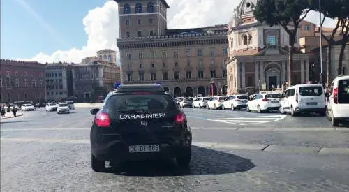 Roma, deruba una turista in un bar, poi aggredisce il marito e un cameriere