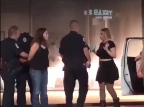 Texas: agenti aggrediscono donna e le spaccano il telefonino