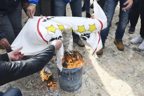 Si infiamma la piazza No Tap. Bruciano le bandiere grilline