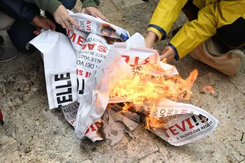 La rabbia dei No Tap sul M5s. Conte difende Di Maio: "Date la colpa a me"