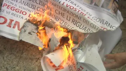 A San Foca, bruciano le bandiere 5 stelle