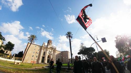 Roma, strada bloccata per festeggiare la scarcerazione di Castellino