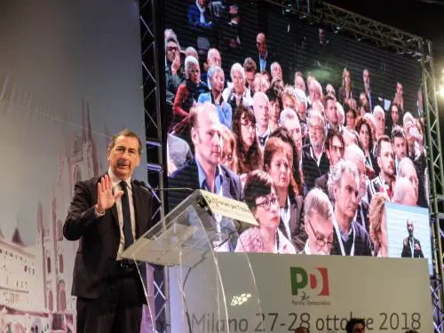 Sala "aizza" gli studenti. E l'opposizione insorge: "È un sindaco da social"