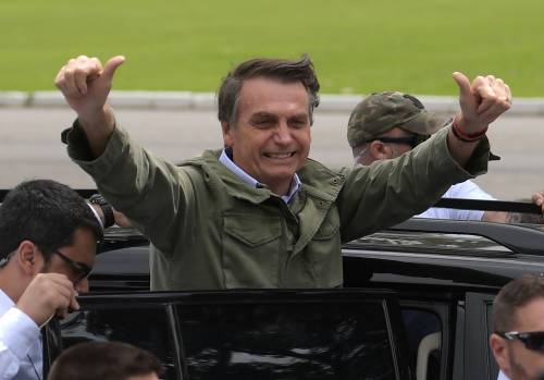 La promessa di Bolsonaro: "Un'arma a tutti i brasiliani senza precedenti"