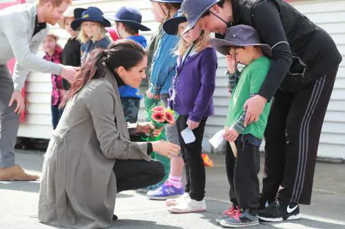 Meghan Markle regala torte ai bambini