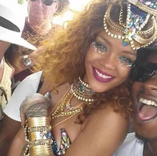 Rihanna, ecco il braccialetto porta-liquore