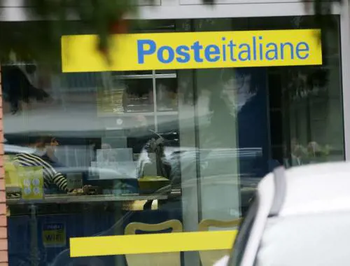 Nigeriano dà in escandescenze alle poste e minaccia gli impiegati