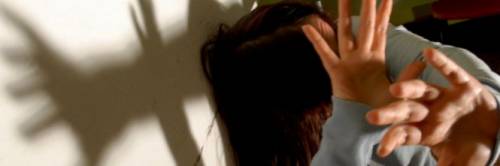 È rissa alla cena di Natale: tre donne sudamericane si azzuffano per lo stesso uomo