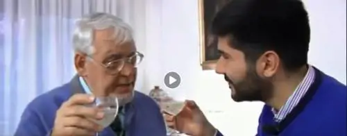 Il governo non taglia gli assegni. E il pensionato d'oro stappa spumante in tv