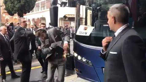 Barcellona, Piqué scende dal pullman e dà una testata allo specchietto