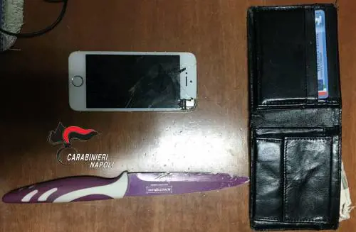 Armato di coltello rapina un 16enne, arrestato