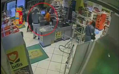 Roma: uomo rapina un supermercato  ma inseguito dai passanti cade