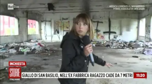 Inviata Rai aggredita in diretta da spacciatori nell'ex fabbrica
