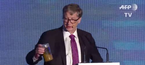 Perché Bill Gates si è presentato in Cina con un vasetto pieno di feci
