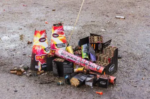 Immagini choc sulle scatole dei fuochi artificiali inglesi