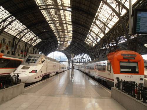 Barcellona, due treni evacuati per sospetti pacchi bomba. Allarme rientrato