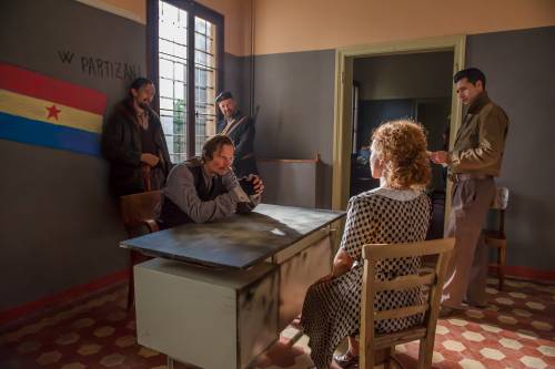 I partigiani interrogano Norma nel film Red land -Rosso Istria