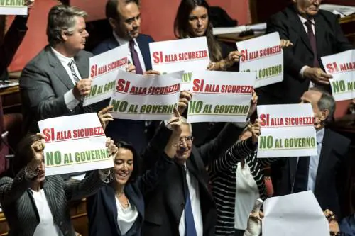 La protesta di Fi: cartelli contro la fiducia