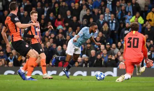 Che cantonata dell'arbitro: Sterling inciampa, lui gli fischia il rigore