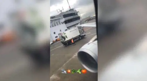 Linate, furgoncino urta l'ala di un aereo in pista