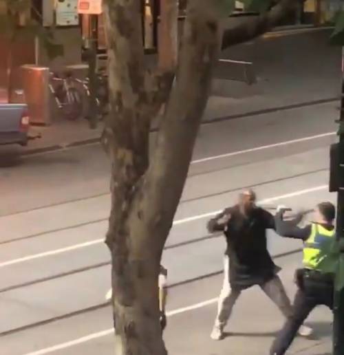 Melbourne, fa esplodere l'auto. Poi pugnala i passanti in strada