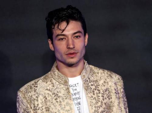 Ezra Miller su sessualità e #Metoo: "Mi hanno offerto del vino quando ero minorenne"