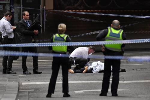 Terrore a Melbourne: fa esplodere l'auto e accoltella i passanti
