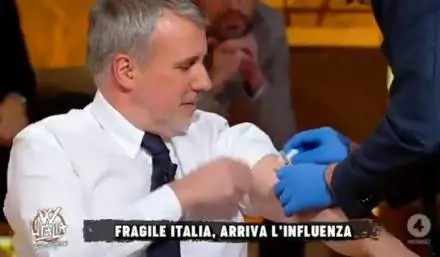 Che smacco per i grillini: il conduttore di Rete 4 Gerardo Greco si fa vaccinare in diretta