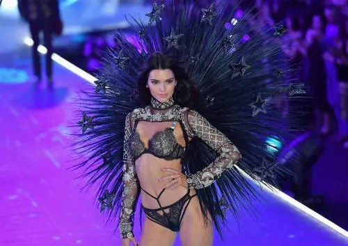 Kendall Jenner, in splendida forma al supershow americano