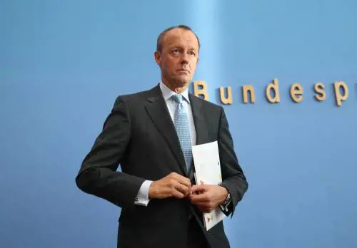 Il partito della Merkel contro gli immigrati: "Rivedere il diritto di asilo"