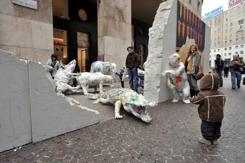 Muro di Berlino Fdi bacchetta il sindaco: "Smemorato..."