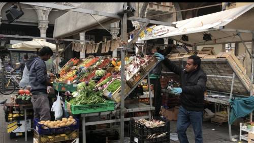 Padova: il mercato della frutta si spopola sempre più, rimangono solo i bengalesi 