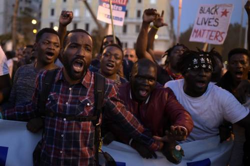 Migranti e antagonisti in corteo, soliti cori choc: "Lega Salvini, legalo bene"