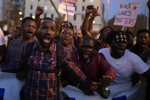 Migranti e antagonisti in corteo, soliti cori choc: "Lega Salvini, legalo bene"