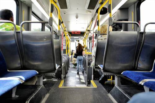 Senza biglietto sul bus: studente prende a pugni il controllore