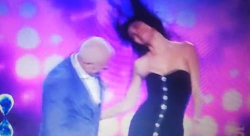 Concorrente balla con Belen e rischia di rimanere in mutande