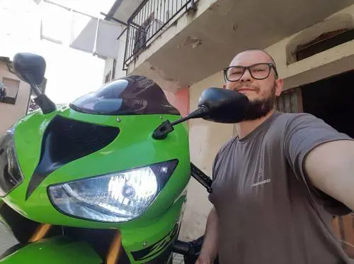 Ragazzo di 27 anni ucciso a colpi di pistola in casa