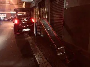 Ruba uno scivolo dal parchetto: denunciato