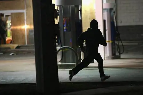 Pusher marocchino si butta da 4 metri per fuggire