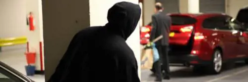 Tunisini pestano brutalmente 2 donne per rapinarle