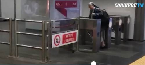 La suora è senza biglietto: salta il tornello e entra in metropolitana