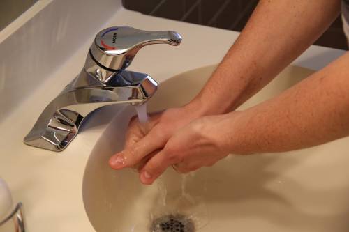 Lavarsi le mani fa bene alla salute e alle relazioni interpersonali