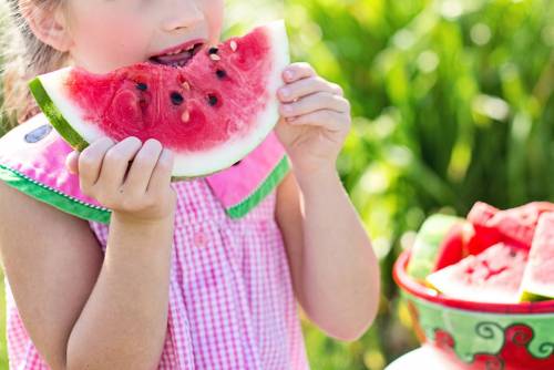 Bambini, cinque pasti al giorno per stare bene