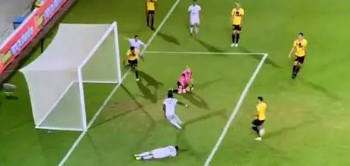 Incredibile nel campionato israeliano: Habibou segna mentre soccorre il compagno