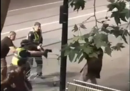 Senzatetto eroe affrontò il terrorista di Melbourne: raccolti per lui 70mila euro