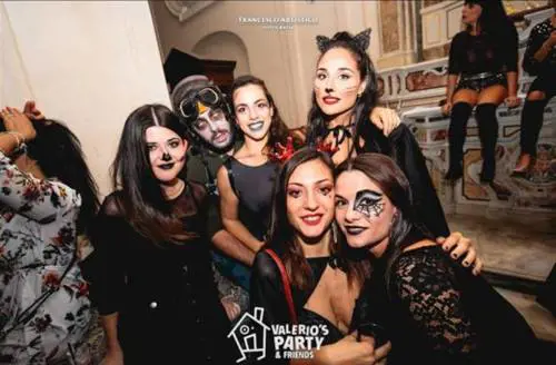 Quei party privati (e blasfemi) nelle chiese di Napoli